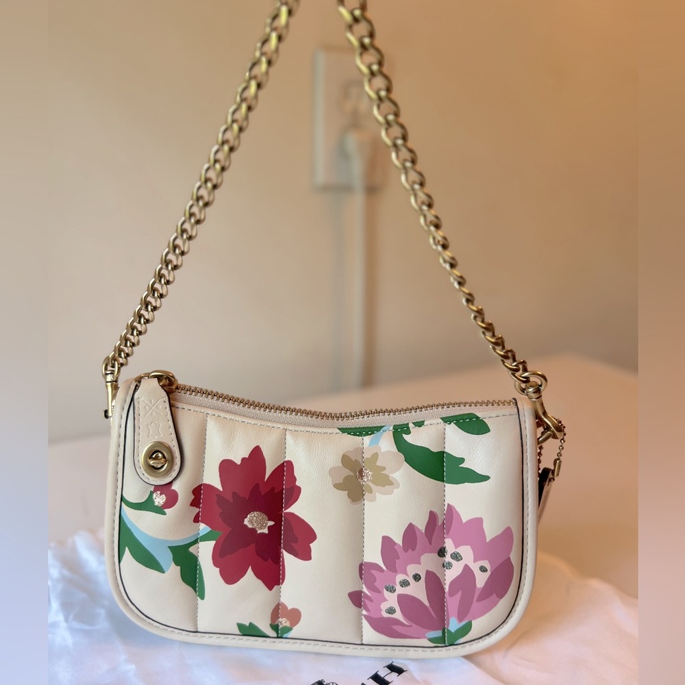 Coach Swinger 20 With Quilting And Floral Bouquet Print / Gently Used (like new)